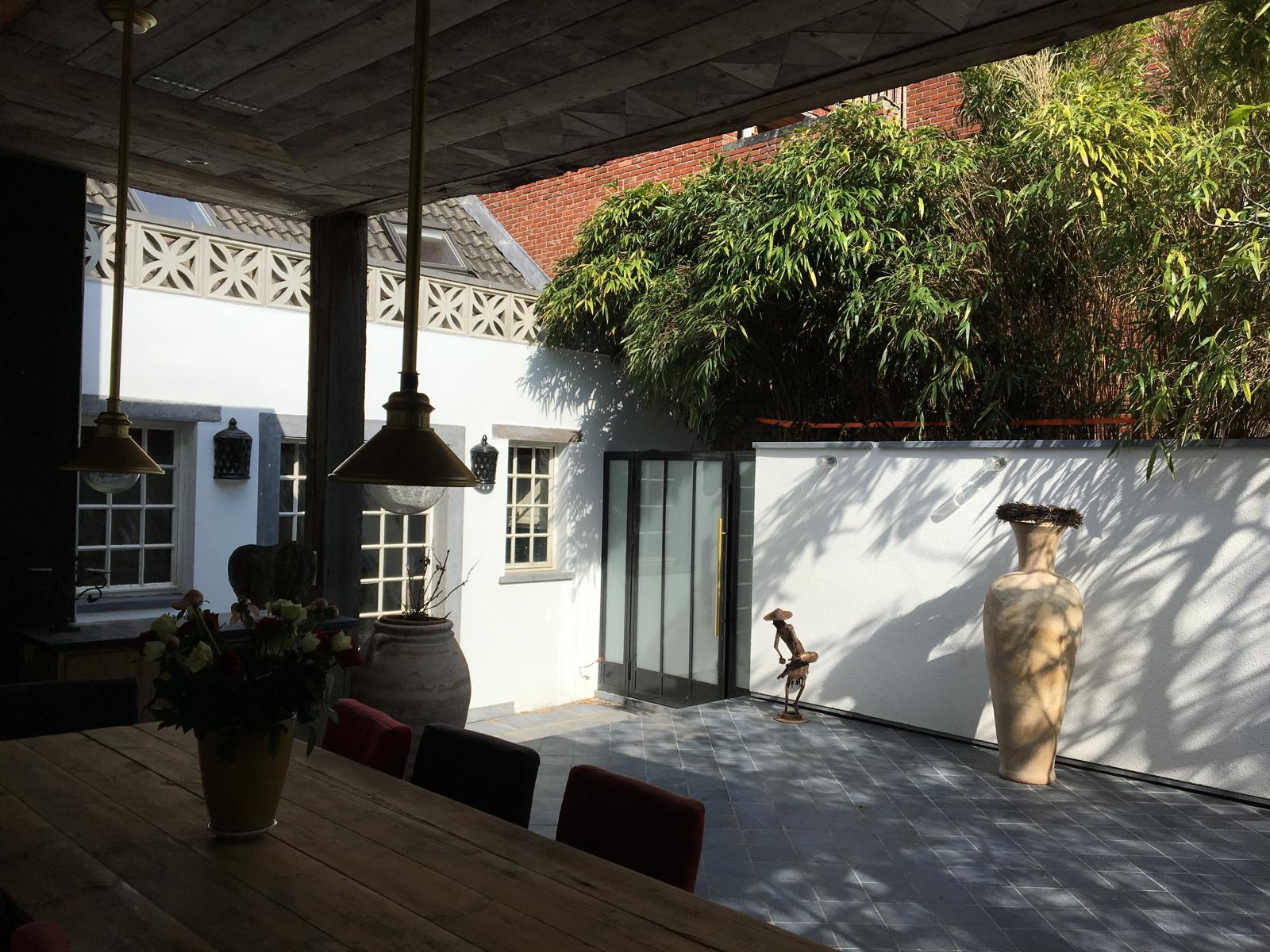 Elegant terras met witte muurafwerking